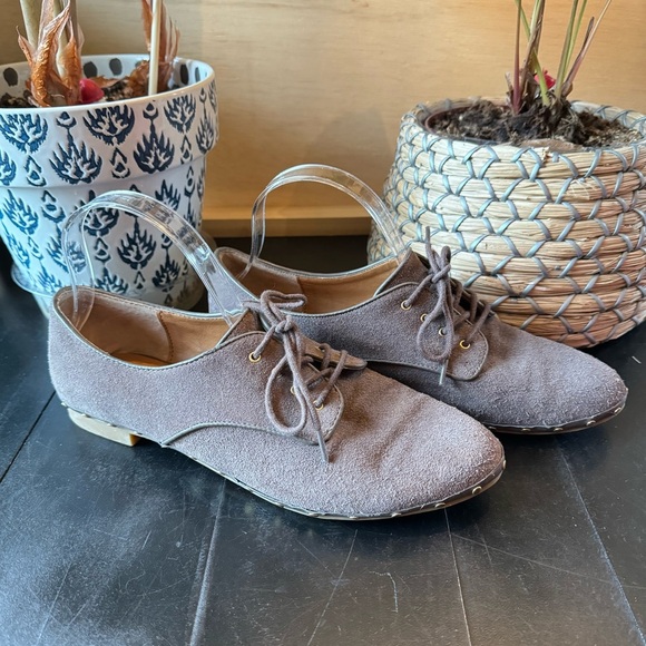 DOLCE VITA Shoes Oxfords Taupe Suede Lace Up Flats w/ Metal Stud Decal Size 8.5 - Picture 1 of 12